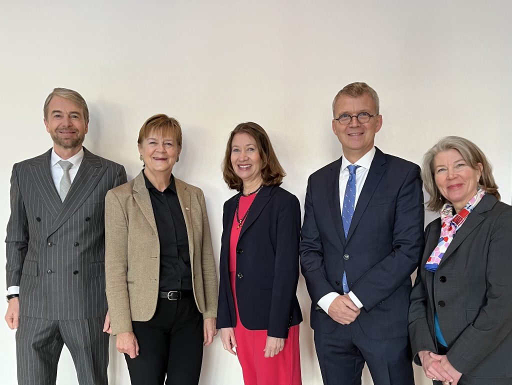 ５カ国大使の写真